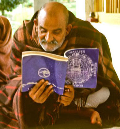 Maharajji Reading 